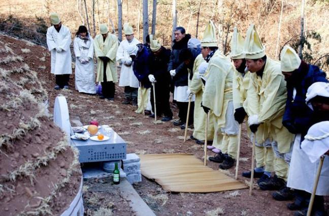 韩国农村人的送葬习俗,这阵势和国内农村有什么不相同呢