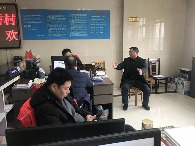网格长温雪峰与仲家坝自然村承包组长对接不稳定因素排查工作.