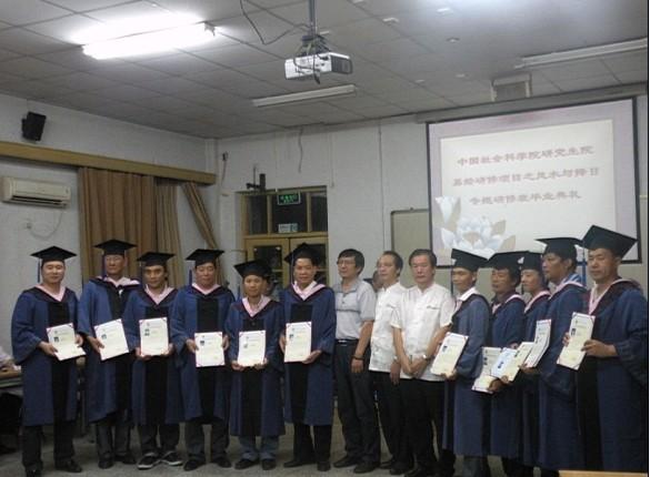 中国社会科学院研究生院易学风水主讲教授裴翁为学员们颁发结业证书.