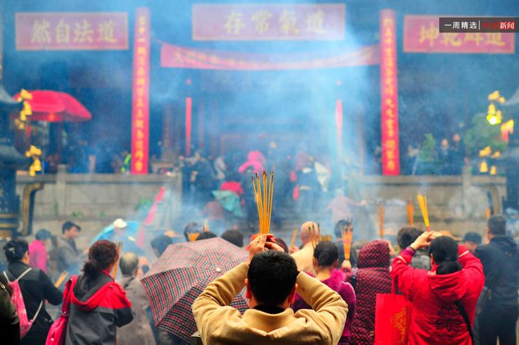 2023年3月5日,广东省广州市,三元宫有不少市民在上香祈福,当天是正月