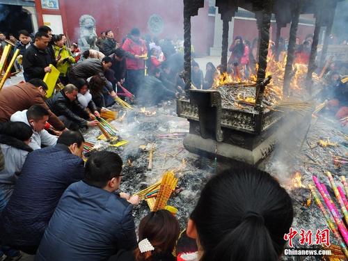 与往年不同的是,寺庙提倡3支清香拜佛,严禁烧高香.
