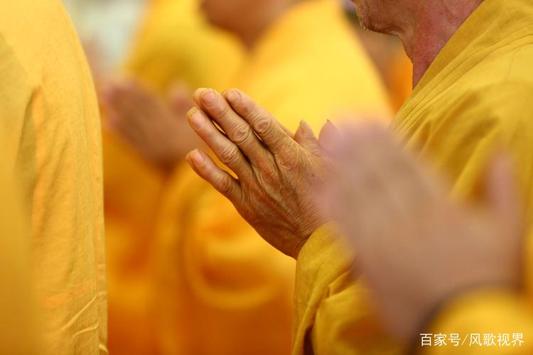 梵音呗唱,僧众和信众及游客随主礼法师虔诚祈福,俯首跪拜之间,虔诚