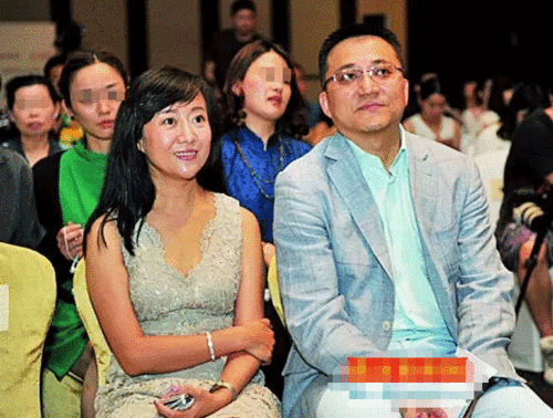 此次受审的岳雨(前左)2023年6月与刘春宁(前右)出席某个新闻发布会.