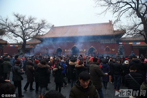 2023年1月28日,北京雍和宫数万人前来上香祈福.