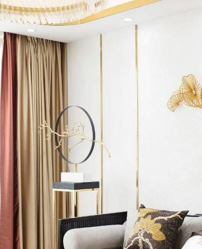 轻奢又高级！120㎡新中式家装效果，沙发背墙的立体铜扇太美了 (图3)