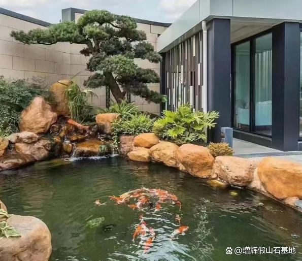 黄蜡石实景案例分享！欧式风格庭院可以选它(图1)